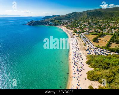 Drone aérien vue panoramique de la plage de Solanas dans la province de Sinnai en Sardaigne, Italie Banque D'Images