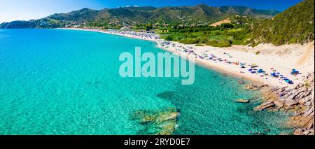 Drone aérien vue panoramique de la plage de Solanas dans la province de Sinnai en Sardaigne, Italie Banque D'Images