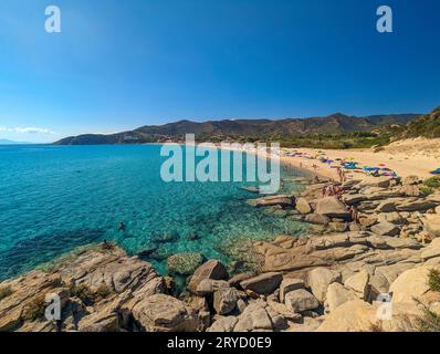 Drone aérien vue panoramique de la plage de Solanas dans la province de Sinnai en Sardaigne, Italie Banque D'Images