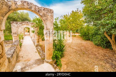 Galerie d'arches dans le jardin italien Banque D'Images