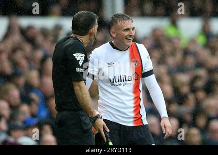 Liverpool, Royaume-Uni. 30 septembre 2023. Alfie Doughty de Luton Town rigole avec l'assistant arbitre. Match de Premier League, Everton contre Luton Town au Goodison Park à Liverpool le samedi 30 septembre 2023. Cette image ne peut être utilisée qu'à des fins éditoriales. Usage éditorial uniquement, licence requise pour un usage commercial. Aucune utilisation dans les Paris, les jeux ou les publications d'un seul club/ligue/joueur. photo de Chris Stading/Andrew Orchard photographie sportive/Alamy Live News crédit : Andrew Orchard photographie sportive/Alamy Live News Banque D'Images