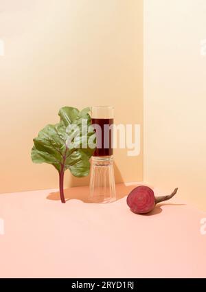 Betterave rouge, feuilles et jupes de betterave dans un verre. Composition saine minimale. Gros plan Banque D'Images