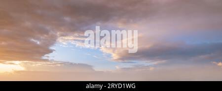 Traitement plus délicat et précis de mon vieux ciel populaire avec fond de nuages. Cette variante est plus pratique pour remplacer le ciel dans votre pho Banque D'Images