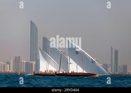 Course de dhows à voile traditionnels de retour à Abu Dhabi à la course de voile Ghanada Dhow 60 pieds. Tour final Banque D'Images