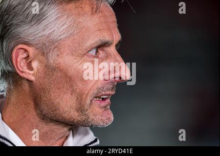 ENSCHEDE - Kees van Wonderen, entraîneur du SC Heerenveen, lors du match néerlandais d'Eredivisie entre le FC Twente et le sc Heerenveen au Stadion de Grolsch Veste le 30 septembre 2023 à Enschede, pays-Bas. LASER ANP COR Banque D'Images