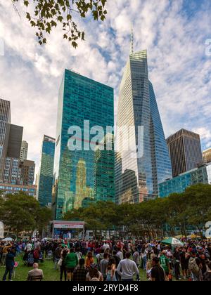 BRYANT PARK, NEW YORK, ÉTATS-UNIS, - 15 SEPTEMBRE 2023. Paysage Vertorama d'un événement de célébration Viva Mexico pendant le mois hispanique national avec des foules de Banque D'Images