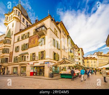 Les gens vont faire du shopping dans les rues de Bolzano Banque D'Images