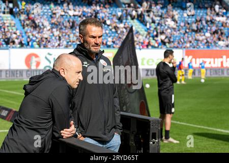 Rostock, Deutschland 30. Septembre 2023 : 2. BL - 2023/2024 - FC Hansa Rostock vs. Eintracht Braunschweig im Bild : v.li. Vorstandsvorsitzender Robert Marien (Hansa Rostock) und Sportlicher Leiter Kristian Walter (Hansa Rostock) /// la réglementation DFL interdit toute utilisation de photographies comme séquences d'images et/ou quasi-vidéo. /// Banque D'Images