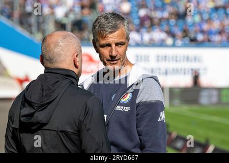 Rostock, Deutschland 30. Septembre 2023 : 2. BL - 2023/2024 - FC Hansa Rostock vs. Eintracht Braunschweig im Bild : v.li. Formateur Jens Härtel/Haertel (Eintracht Braunschweig) im Gespräch mit Vorstandsvorsitzender Robert Marien (Hansa Rostock) /// la réglementation DFL interdit toute utilisation de photographies comme séquences d'images et/ou quasi-vidéo. /// Banque D'Images