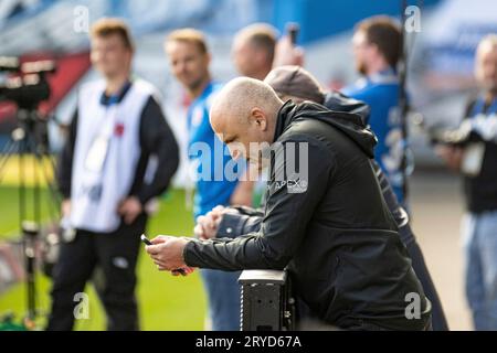 Rostock, Deutschland 30. Septembre 2023 : 2. BL - 2023/2024 - FC Hansa Rostock vs. Eintracht Braunschweig im Bild : Vorstandsvorsitzender Robert Marien (Hansa Rostock) Am Handy/Telefon /// les règlements DFL interdisent toute utilisation de photographies comme séquences d'images et/ou quasi-vidéo. /// Banque D'Images