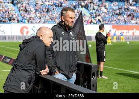 Rostock, Deutschland 30. Septembre 2023 : 2. BL - 2023/2024 - FC Hansa Rostock vs. Eintracht Braunschweig im Bild : v.li. Vorstandsvorsitzender Robert Marien (Hansa Rostock) und Sportlicher Leiter Kristian Walter (Hansa Rostock) /// la réglementation DFL interdit toute utilisation de photographies comme séquences d'images et/ou quasi-vidéo. /// Banque D'Images