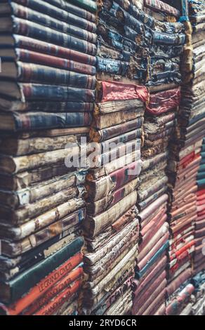 Pile de volumes de livres à l'intérieur de la librairie Libreria Acqua Alta à Venise. Banque D'Images