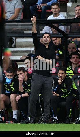 30 septembre 2023 ; Vitality Stadium, Boscombe, Dorset, Angleterre : Premier League football, AFC Bournemouth versus Arsenal ; Mikel Arteta Manager of Arsenal Gestures Banque D'Images