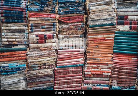 Pile de volumes de livres à l'intérieur de la librairie Libreria Acqua Alta à Venise. Banque D'Images