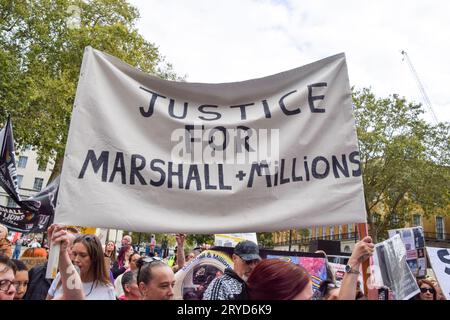 Londres, Royaume-Uni. 30 septembre 2023. Manifestants devant Downing Street. Les propriétaires de chiens ont défilé à Westminster pour protester contre l'interdiction américaine de Bully XL et la législation spécifique à la race (BSL), et ont exigé justice pour Marshall et des millions, les deux chiens tués par des policiers. Crédit : Vuk Valcic/Alamy Live News Banque D'Images