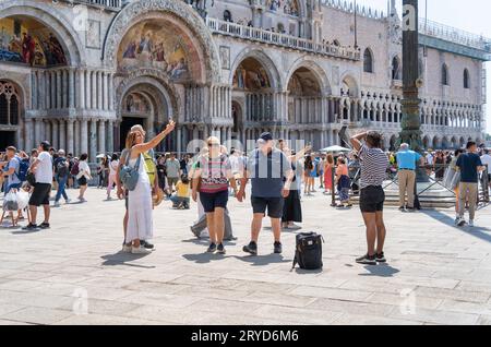 Venise, Italie - Mai 30 2023 : vue depuis St. La place du Marc avec la basilique Saint-Marc, la principale attraction touristique de Venise Banque D'Images