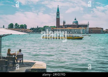 Venise, Italie - Mai 30 2023 : couple de touristes profitant de la scène idyllique sur le Grand Canal à Venise. Banque D'Images