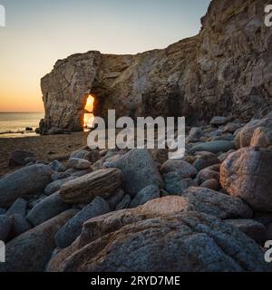 Coucher de soleil à l'Arche de Port blanc à Saint-Pierre-Quiberon Banque D'Images