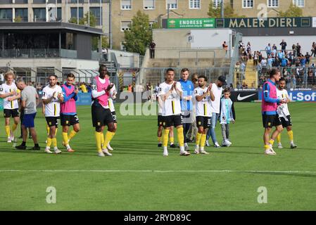 München, Deutschland 30. Septembre 2023 : Fussball, Herren, 3.Liga, saison 2023/2024, TSV 1860 München - SC Verl, Grünwalder Stadion Die Mannschaft des TSV 1860 München nach Spielende auf der Ehrenrund zu den fans, klatschen, Applaus les règlements DFB interdisent toute utilisation de photographies comme séquences d'images et/ou quasi-vidéo Banque D'Images