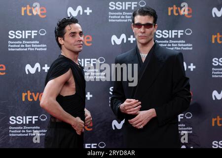 Javier Ambrossi et Javier Calvo assistent au tapis rouge la Mesias lors du 71e Festival International du film de San Sebastian au Kursaal Palace. Banque D'Images