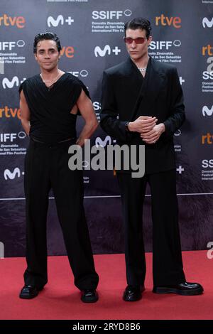 Javier Ambrossi et Javier Calvo assistent au tapis rouge la Mesias lors du 71e Festival International du film de San Sebastian au Kursaal Palace. Banque D'Images