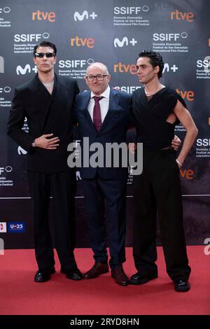 Javier Calvo, Javier Ambrossi et Jose Luis Rebordinos assistent au tapis rouge la Mesias lors du 71e Festival International du film de San Sebastian au Kursaal Palace. Banque D'Images