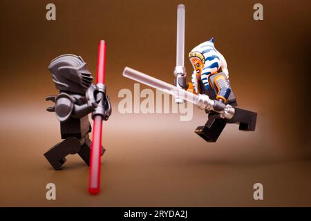 Ahsoka Tano combattant avec Marrok. Banque D'Images
