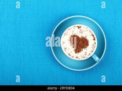 Close up latte cappuccino dans la cuvette sur bleu Banque D'Images