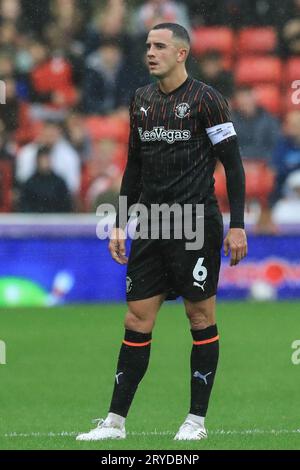 Oliver Norburn #6 de Blackpool lors du match Sky Bet League 1 Barnsley vs Blackpool à Oakwell, Barnsley, Royaume-Uni, le 30 septembre 2023 (photo de Alfie Cosgrove/News Images) Banque D'Images