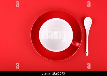 Tasse à café à thé blanc vide et soucoupe sur rouge Banque D'Images