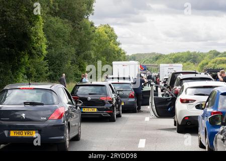 La circulation s'est arrêtée sur la M3 le 13 août 2023 près de Basingstoke en raison d'un accident, avec des gens marchant sur l'autoroute et se dégourdissant les jambes. ROYAUME-UNI Banque D'Images