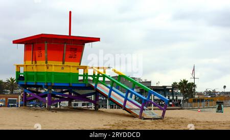 Rainbow Lifeguard Tower à Hermosa Beach (comté DE LA), Californie Banque D'Images