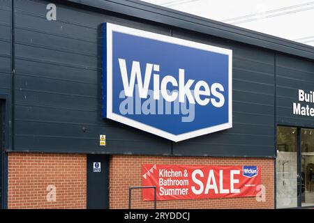 Wickes logo et magasin à Oxford, avec une bannière annonçant une vente d'été sur cuisines et salles de bains, Royaume-Uni. Concept : DIY, amélioration de la maison Banque D'Images