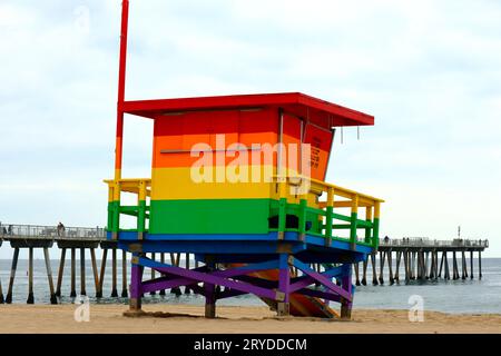 Rainbow Lifeguard Tower à Hermosa Beach (comté DE LA), Californie Banque D'Images