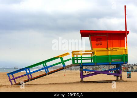 Rainbow Lifeguard Tower à Hermosa Beach (comté DE LA), Californie Banque D'Images