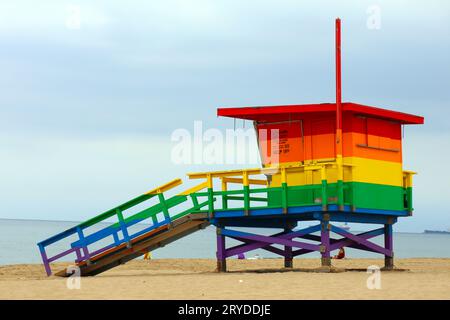 Rainbow Lifeguard Tower à Hermosa Beach (comté DE LA), Californie Banque D'Images
