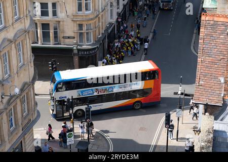 Un bus Stagecoach à deux étages traversant le centre d'Oxford, au Royaume-Uni. Concept : Voyage en bus, transports en commun, Stagecoach Company, bus britannique Banque D'Images