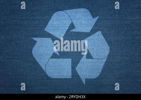 Fond de Jean bleu délavé denim avec signe de logo de recyclage Banque D'Images