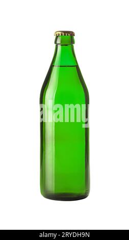 Fermer une bouteille de bière verte isolée sur blanc Banque D'Images