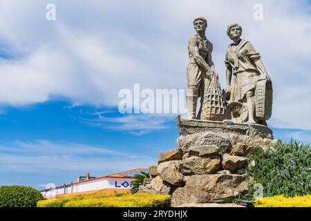 El Grove, Pontevedra, Espagne, 8 septembre 2023. Monument à la famille des conchyliculteurs à côté du marché O Grove, à Pontevedra, Galice. Banque D'Images