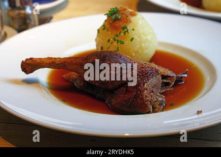 Portion de cuisse confite de canard, boulette et sauce Banque D'Images