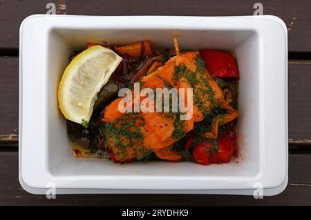 Portion de saumon cuit au four avec des légumes dans un bol Banque D'Images
