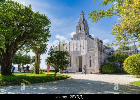 El Grove, Pontevedra, Espagne, 8 septembre 2023. Église couverte de coquillages à O Grove, à Pontevedra, Galice. Banque D'Images