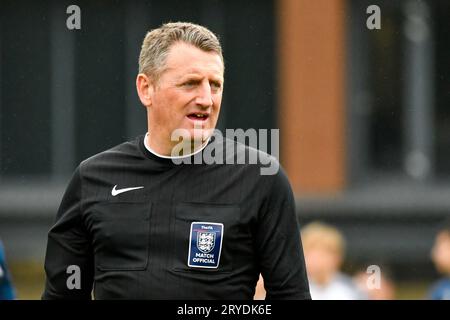 Swansea, pays de Galles. 30 septembre 2023. L'arbitre Philip Staynings avant le match de la Ligue de développement professionnel des moins de 18 ans entre Swansea City et Charlton Athletic à la Swansea City Academy à Swansea, pays de Galles, Royaume-Uni le 30 septembre 2023. Crédit : Duncan Thomas/Majestic Media. Banque D'Images