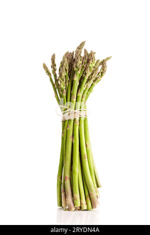 Asperges fraîches isolées sur fond blanc Banque D'Images