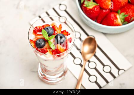 Dessert sucré sain en verre avec fraises, yaourt et myrtilles Banque D'Images