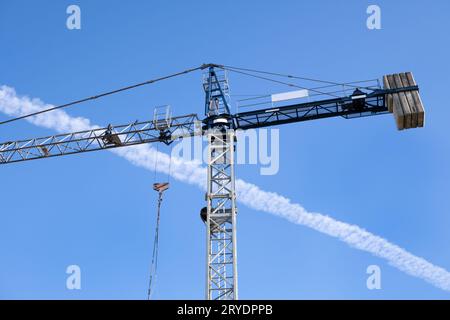 Grue de construction contre ciel bleu Banque D'Images