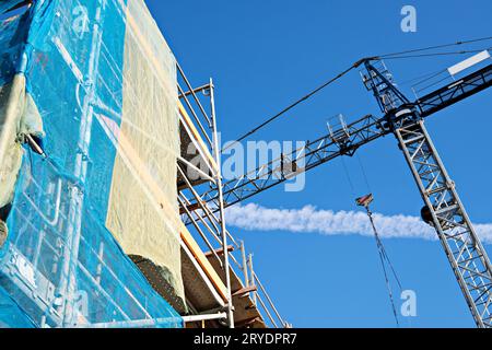 Grue et échafaudage sur bâtiment en construction Banque D'Images