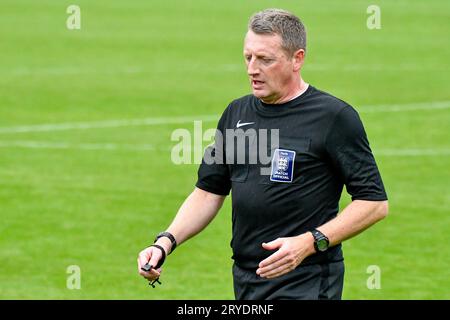 Swansea, pays de Galles. 30 septembre 2023. L'arbitre Philip Staynings lors du match de la Ligue de développement professionnel des moins de 18 ans entre Swansea City et Charlton Athletic à la Swansea City Academy à Swansea, pays de Galles, Royaume-Uni le 30 septembre 2023. Crédit : Duncan Thomas/Majestic Media. Banque D'Images