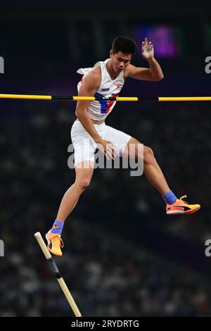 Hangzhou, Chine. 30 septembre 2023. Ernest John Obiena des Philippines est vu en action lors des finales des 19es Jeux Asiatiques de la voûte polaire hommes qui se déroulent au stade du Centre sportif Olympique de Hangzhou. Obiena a sauté de 5,90 mètres. Crédit : SOPA Images Limited/Alamy Live News Banque D'Images